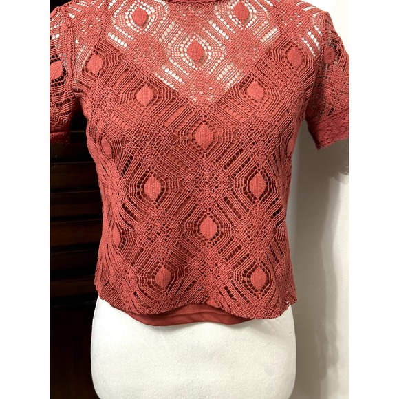 Zara Womens Blouse Red Geometric Short Sleeve Mock Neck Keyhole Crochet M - Picture 3 of 7